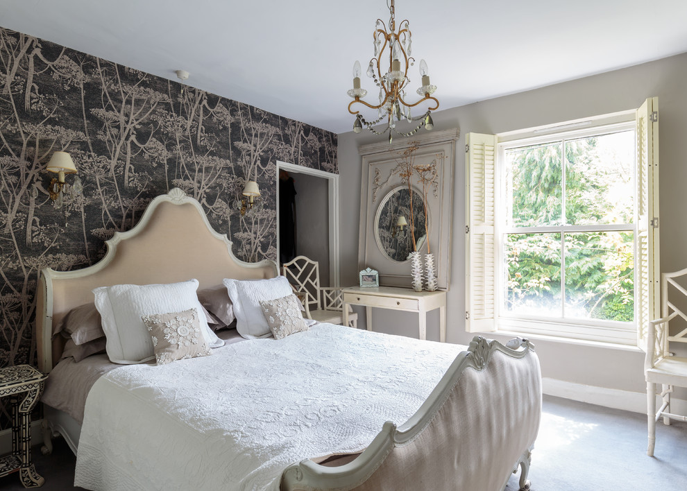 Mittelgroßes Schlafzimmer mit beiger Wandfarbe, Teppichboden und grauem Boden in Sonstige