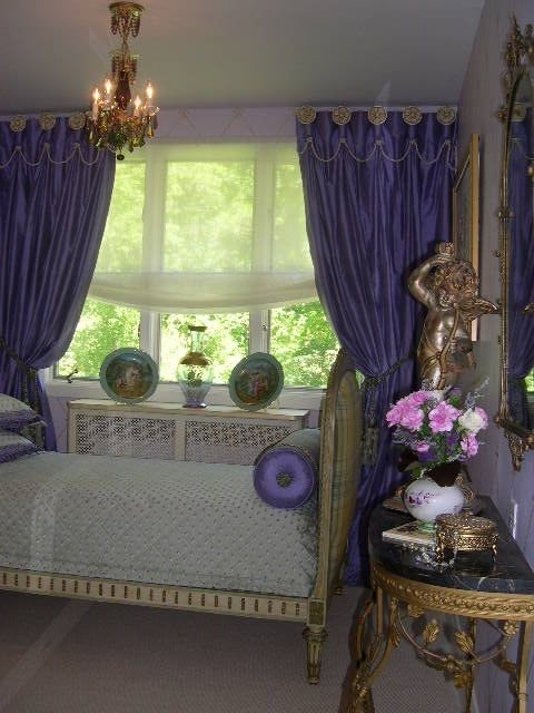 Idee per una camera degli ospiti vittoriana di medie dimensioni con pareti viola, moquette, nessun camino e pavimento beige