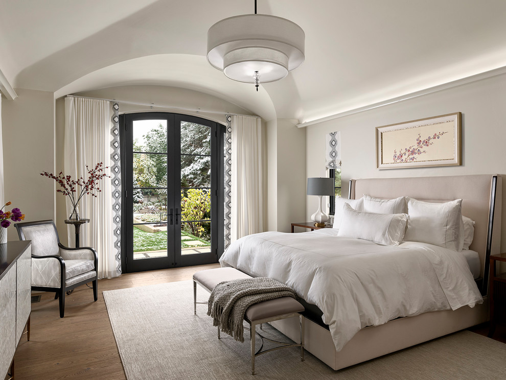 デンバーにある広いコンテンポラリースタイルのおしゃれな主寝室 (無垢フローリング、茶色い床、暖炉なし、グレーの壁)