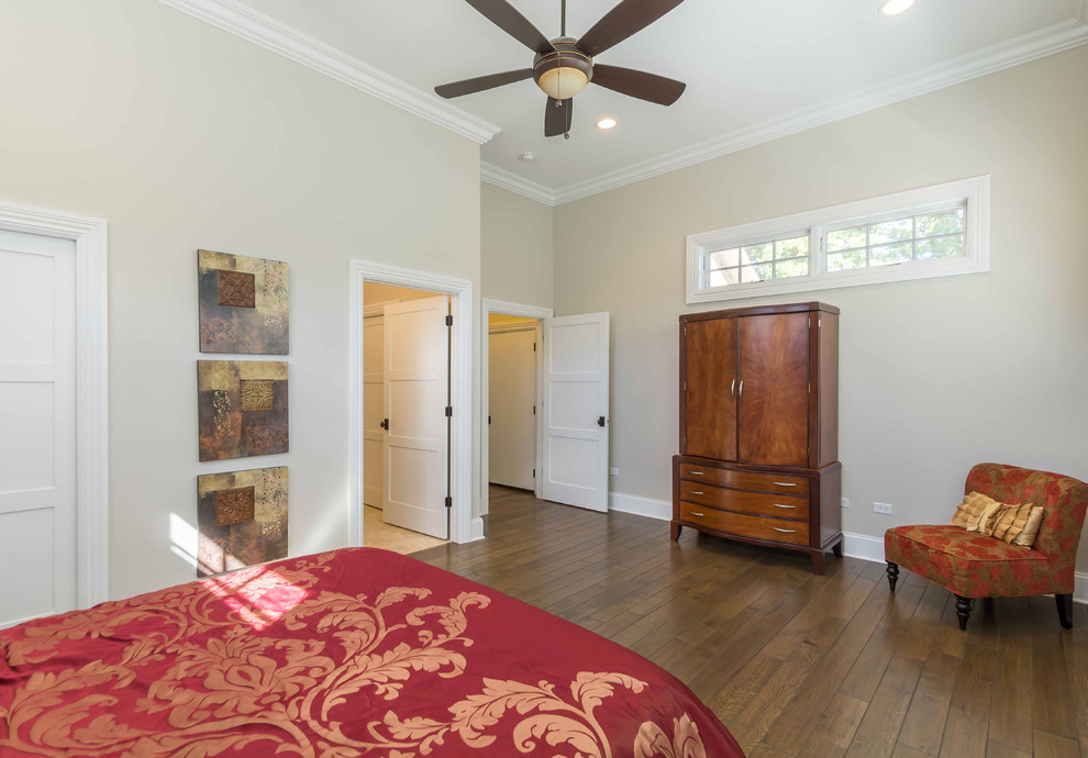 Exemple d'une chambre d'amis blanche et bois chic de taille moyenne avec un mur beige, un sol en bois brun, aucune cheminée, un sol marron, un plafond en papier peint et du papier peint.