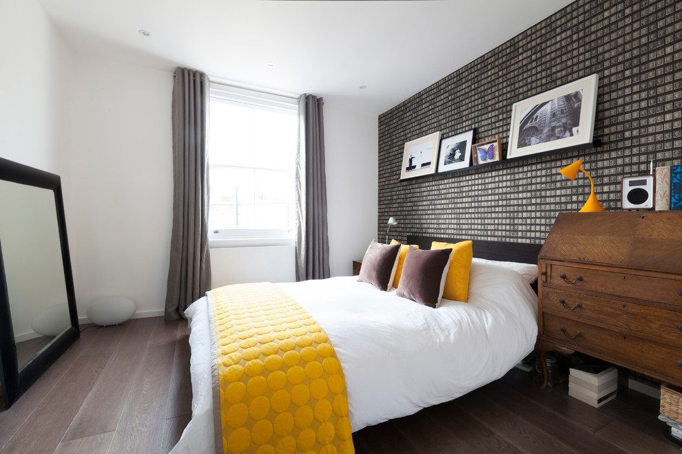 Cette image montre une chambre parentale grise et jaune design de taille moyenne avec un mur gris et un sol en bois brun.