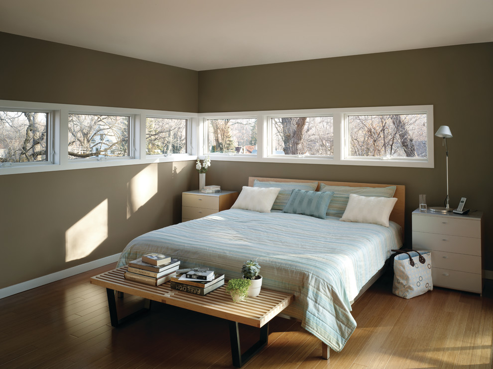 Exempel på ett modernt sovrum, med beige väggar och mellanmörkt trägolv