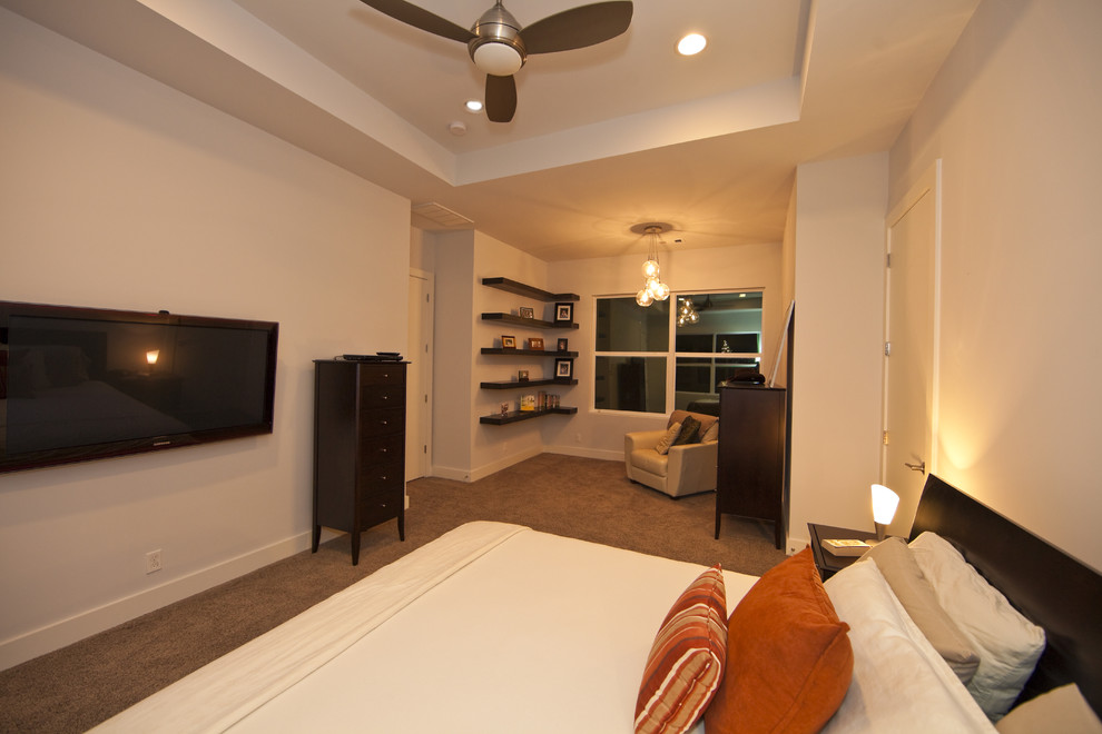 Modernes Schlafzimmer ohne Kamin mit beiger Wandfarbe und Teppichboden in Houston