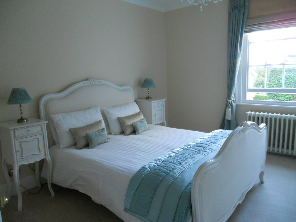 Aménagement d'une chambre avec moquette classique de taille moyenne avec un mur beige.