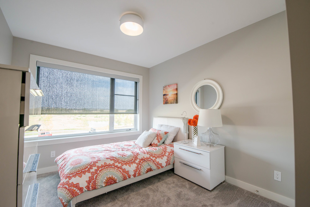 Modernes Gästezimmer mit grauer Wandfarbe, Teppichboden und grauem Boden in Calgary