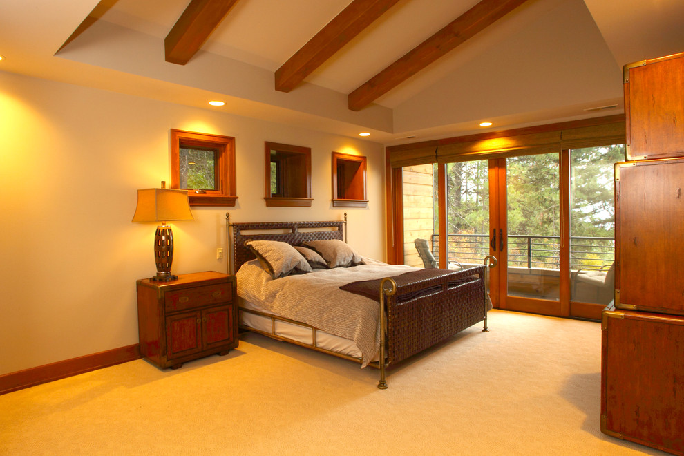 Cette image montre une grande chambre craftsman avec un mur beige et aucune cheminée.