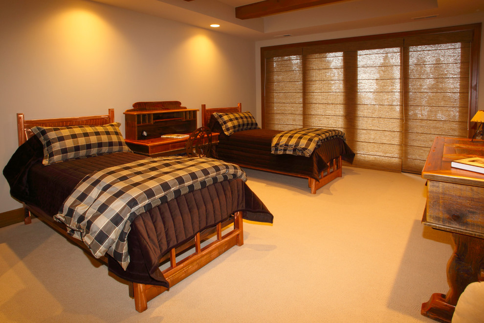 Свежая идея для дизайна: гостевая спальня среднего размера, (комната для гостей) в стиле кантри с белыми стенами и ковровым покрытием без камина - отличное фото интерьера