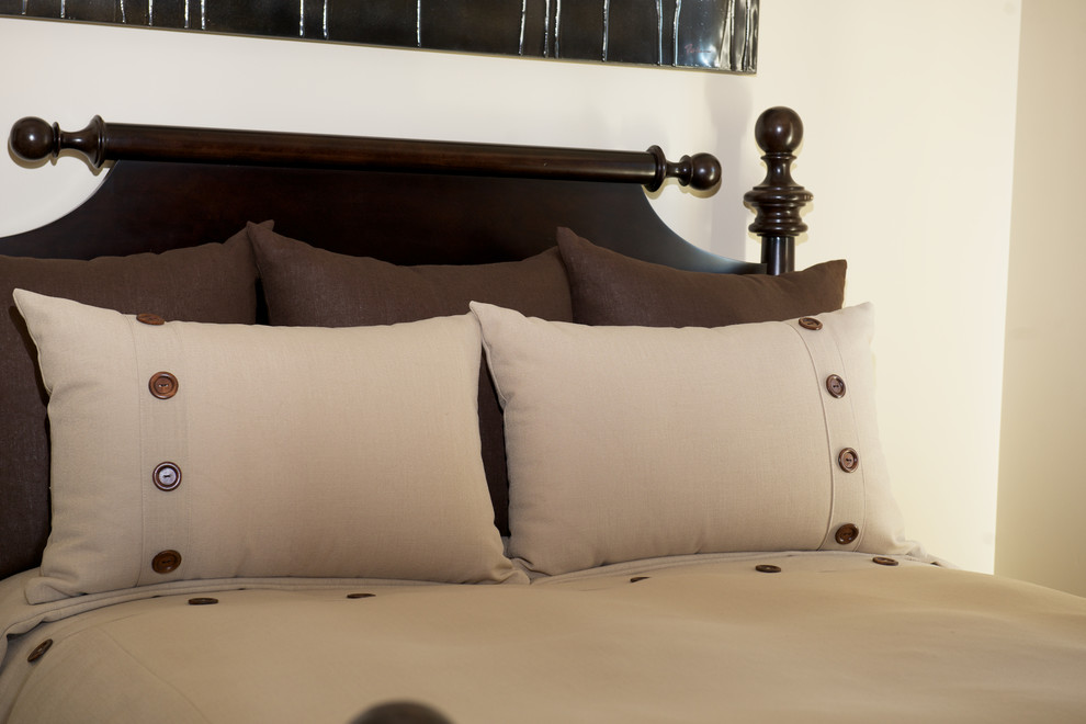 Свежая идея для дизайна: гостевая спальня среднего размера, (комната для гостей) в стиле неоклассика (современная классика) с бежевыми стенами, ковровым покрытием и коричневым полом - отличное фото интерьера