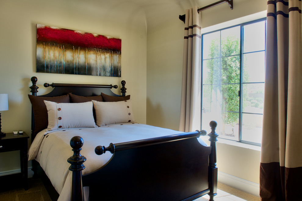 Источник вдохновения для домашнего уюта: гостевая спальня среднего размера, (комната для гостей) в стиле неоклассика (современная классика) с бежевыми стенами, ковровым покрытием и коричневым полом