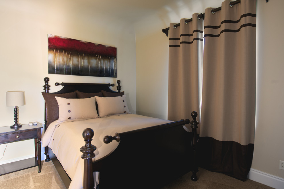 Пример оригинального дизайна: гостевая спальня среднего размера, (комната для гостей) в стиле неоклассика (современная классика) с бежевыми стенами, ковровым покрытием и коричневым полом
