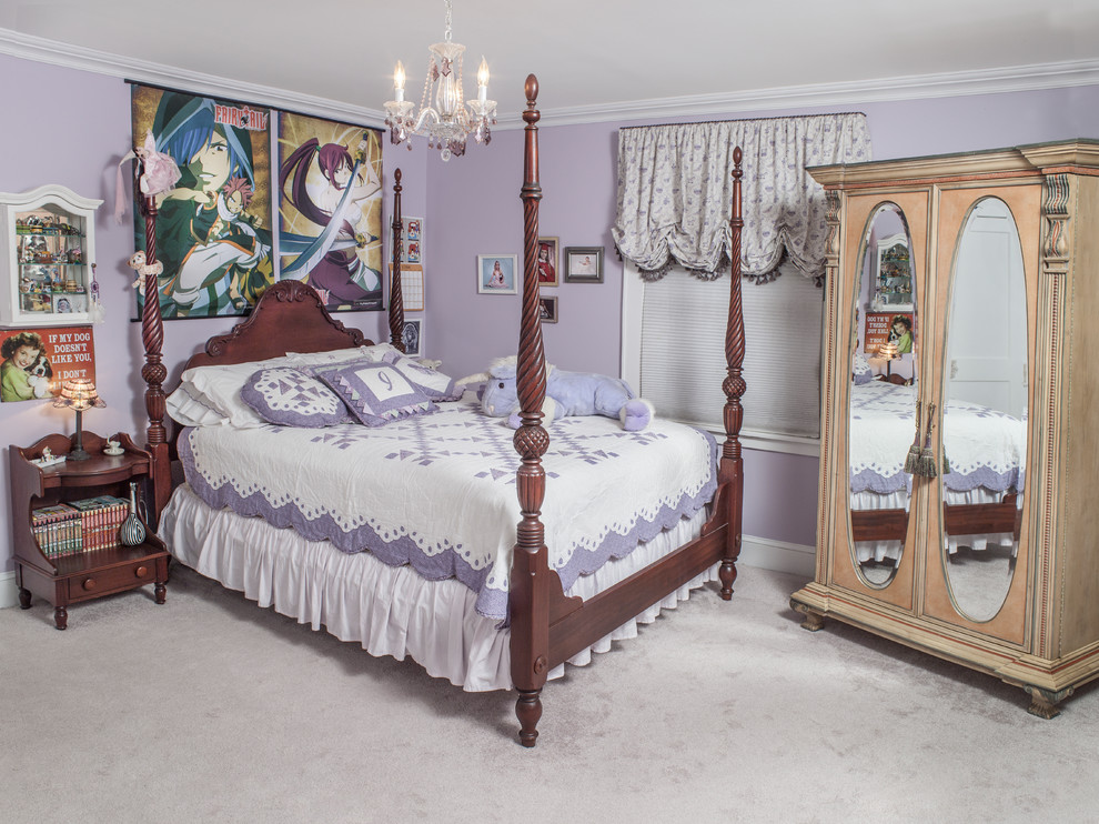 Idee per una camera degli ospiti chic di medie dimensioni con pareti viola, moquette e pavimento beige