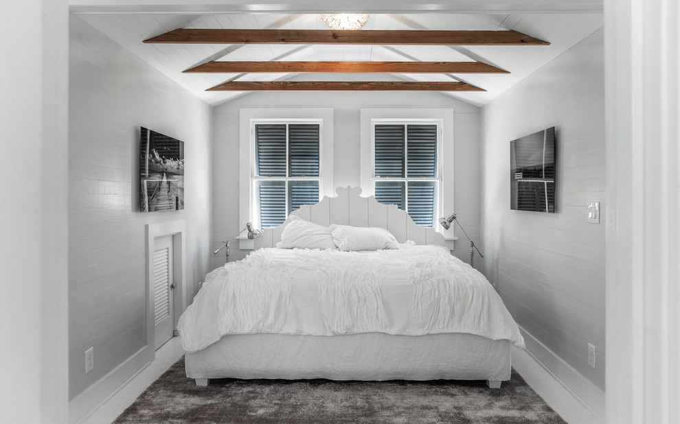 Diseño de dormitorio principal tradicional renovado con paredes grises y suelo de madera clara