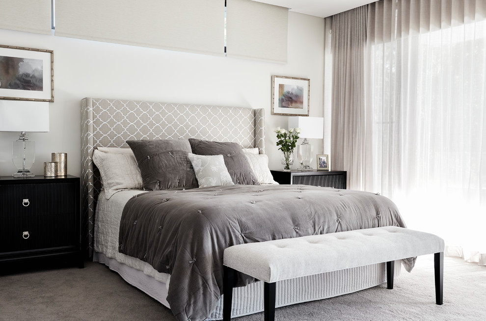 シドニーにある広いコンテンポラリースタイルのおしゃれな主寝室 (白い壁、カーペット敷き、暖炉なし、グレーの床)