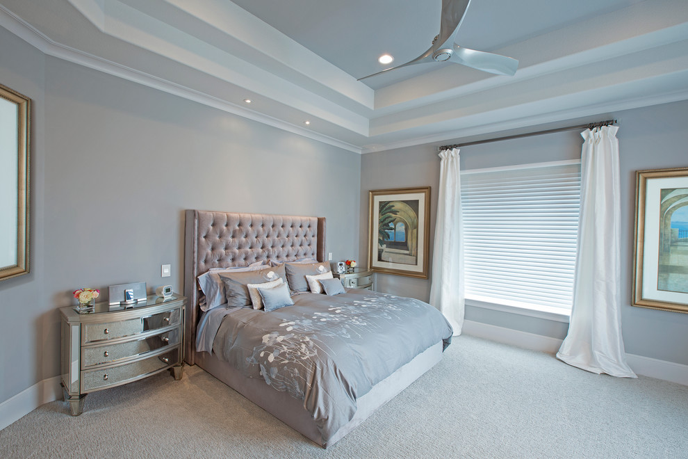 Modelo de dormitorio principal clásico renovado de tamaño medio con paredes grises y moqueta