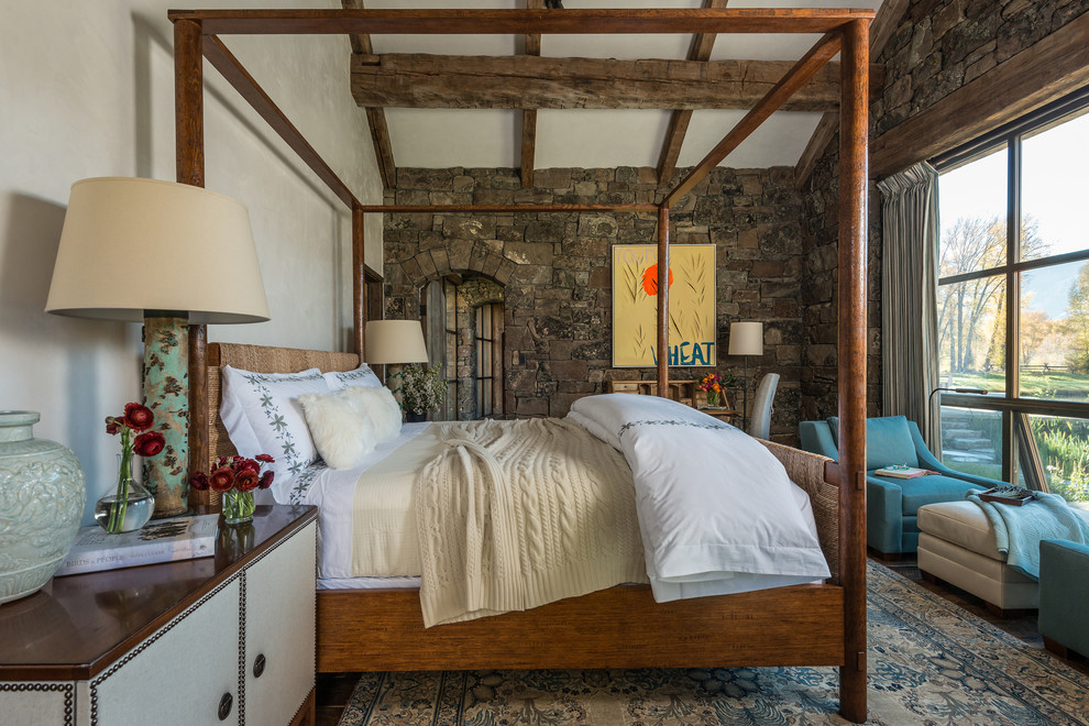 На фото: большая гостевая спальня (комната для гостей): освещение в стиле рустика с коричневыми стенами и темным паркетным полом без камина с