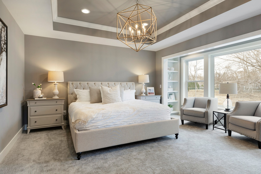 ミネアポリスにある広いトランジショナルスタイルのおしゃれな主寝室 (グレーの壁、カーペット敷き、暖炉なし、グレーの床)