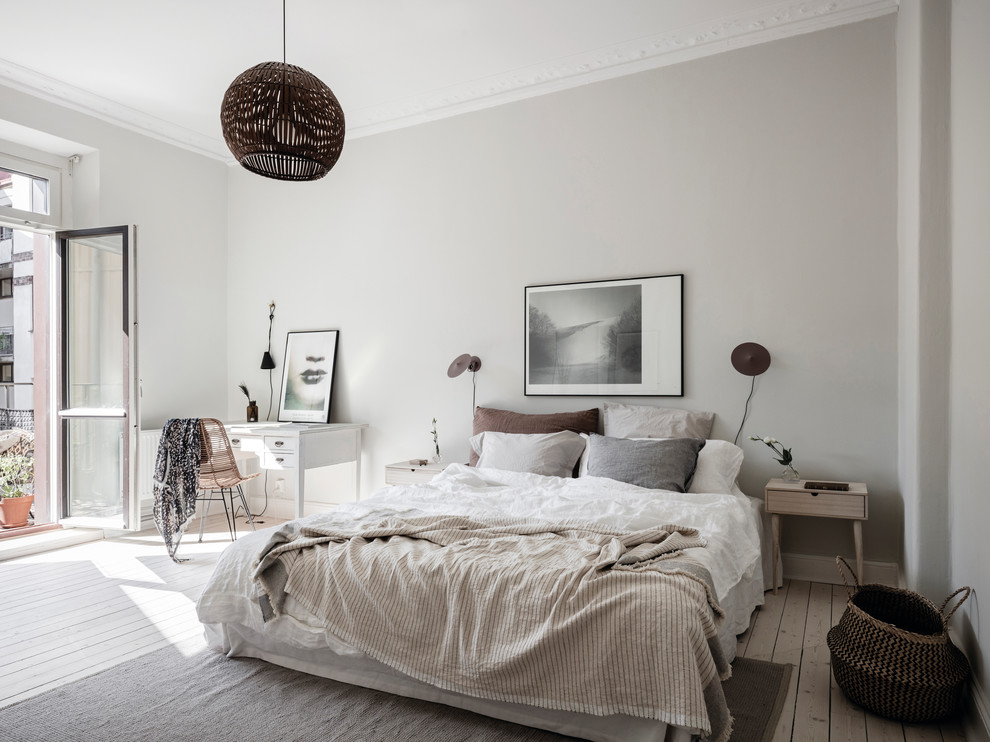 Inspiration för nordiska sovrum, med grå väggar, ljust trägolv och beiget golv