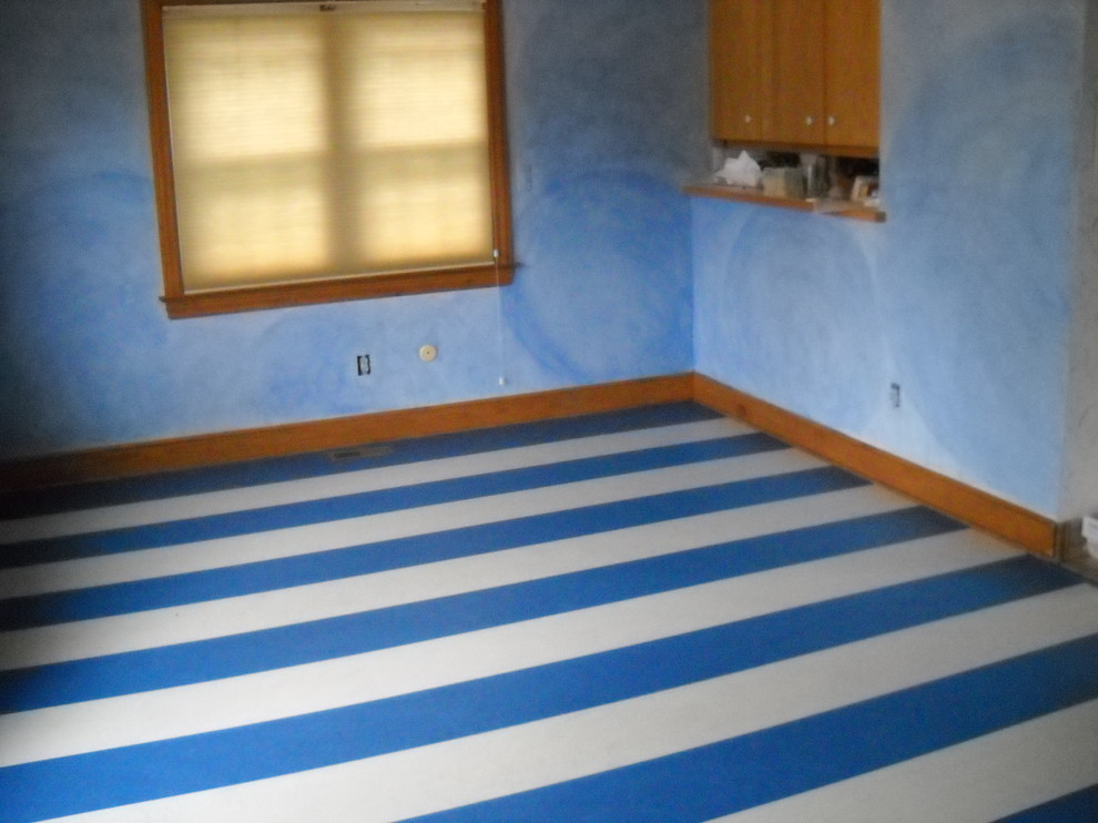 Kleines Eklektisches Gästezimmer ohne Kamin mit blauer Wandfarbe in Detroit