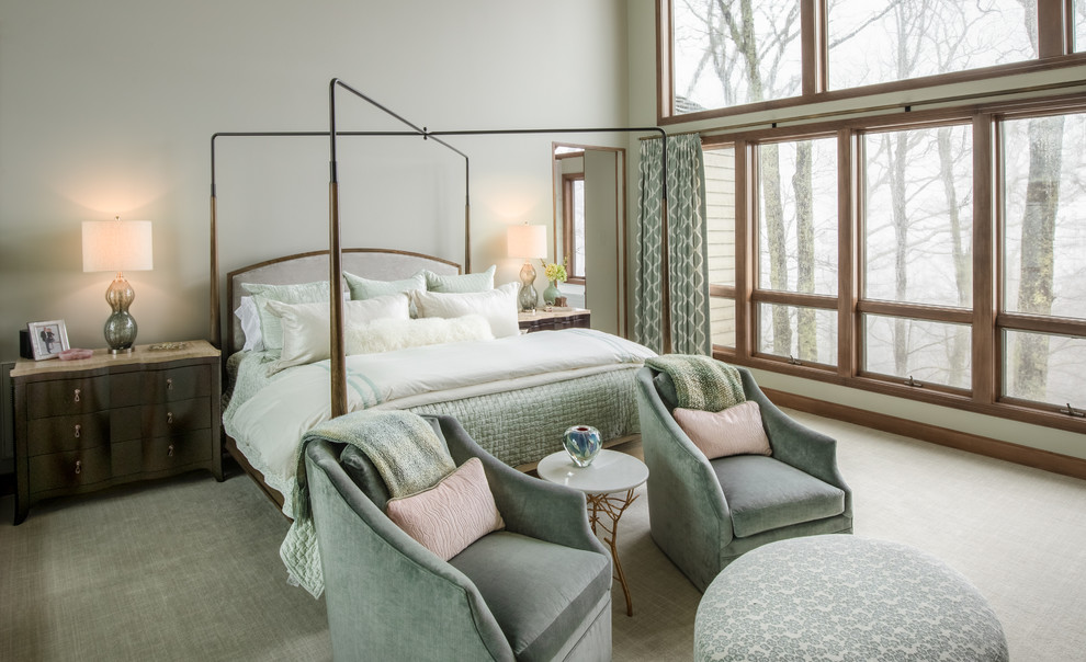 Стильный дизайн: большая хозяйская спальня в стиле рустика - последний тренд