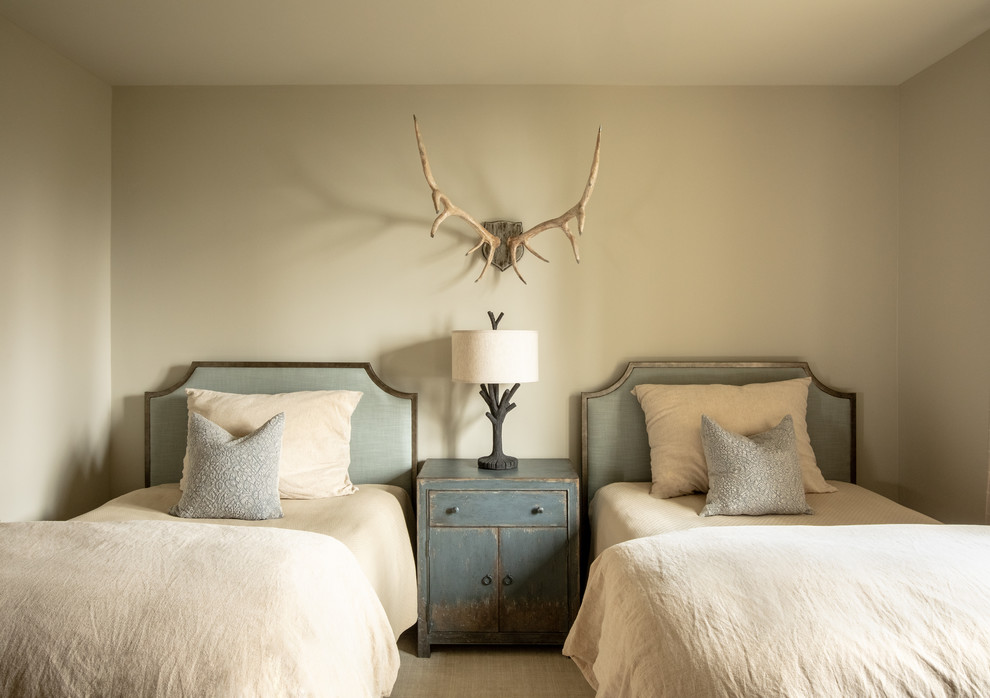 На фото: гостевая спальня среднего размера, (комната для гостей): освещение в стиле рустика с