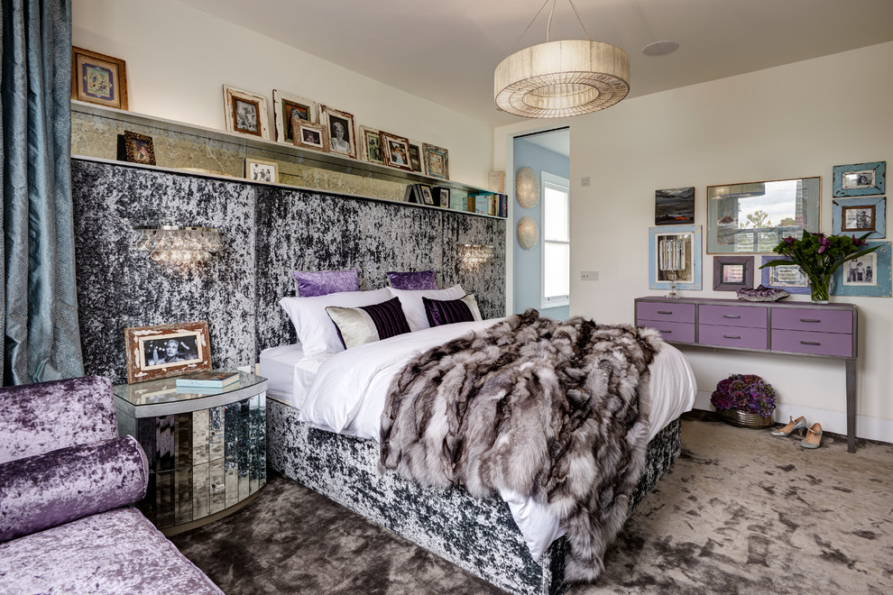 Modernes Hauptschlafzimmer mit beiger Wandfarbe und Teppichboden in London