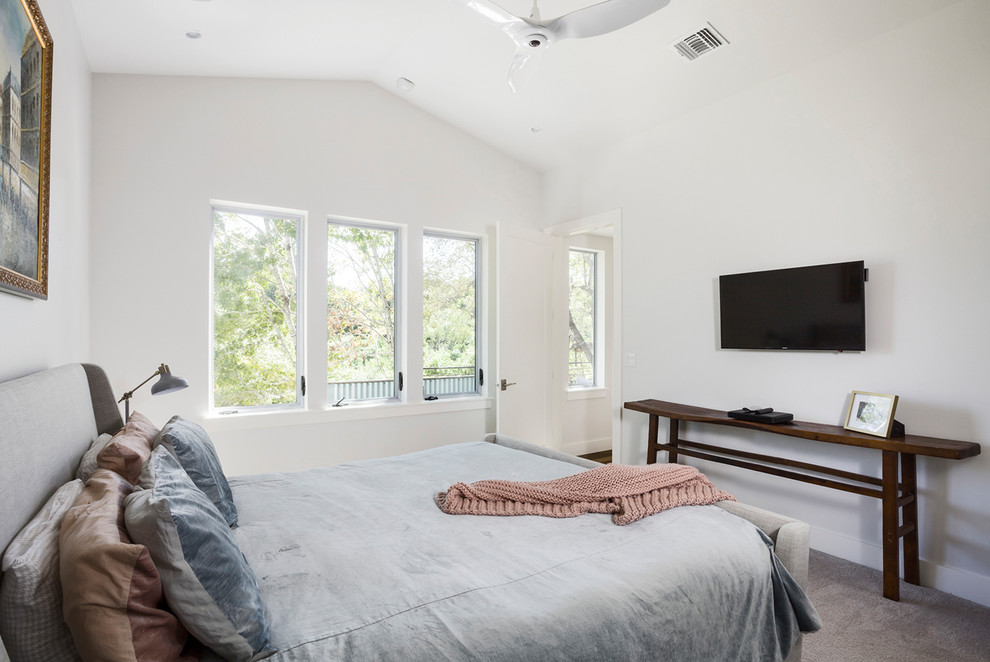 Immagine di una camera da letto country di medie dimensioni con pareti bianche, moquette e pavimento beige