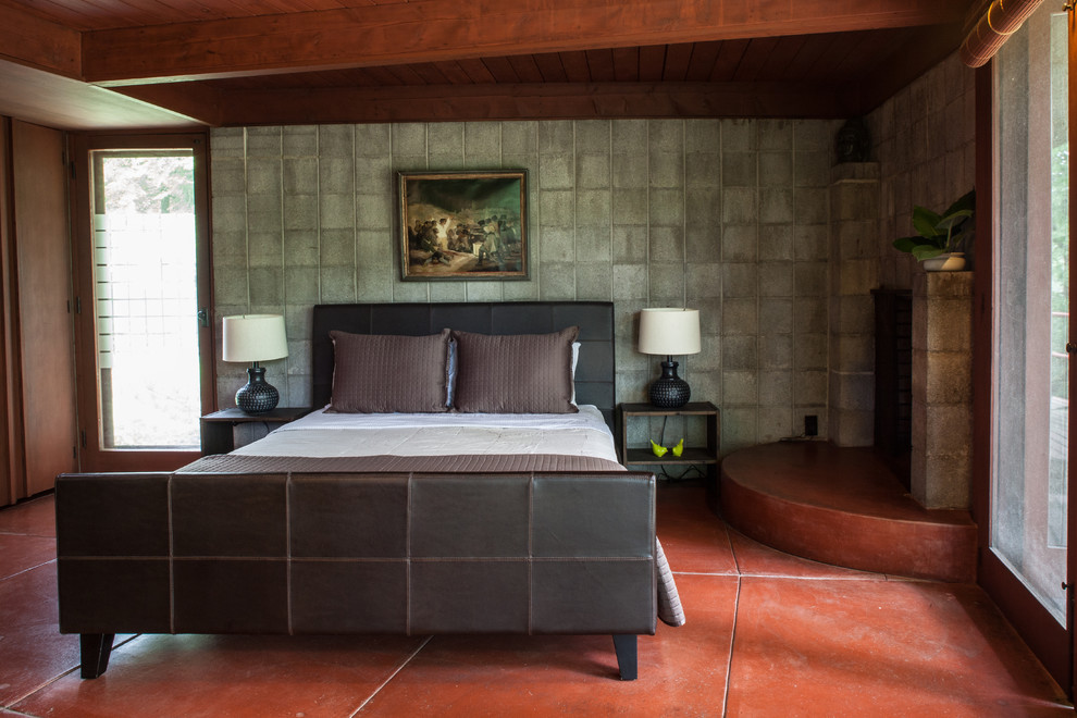 Ispirazione per una camera da letto moderna con pavimento rosso