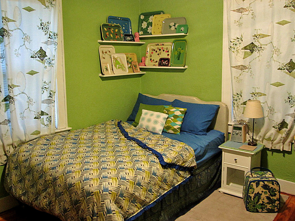 Kleines Eklektisches Hauptschlafzimmer mit grüner Wandfarbe und braunem Holzboden in Grand Rapids