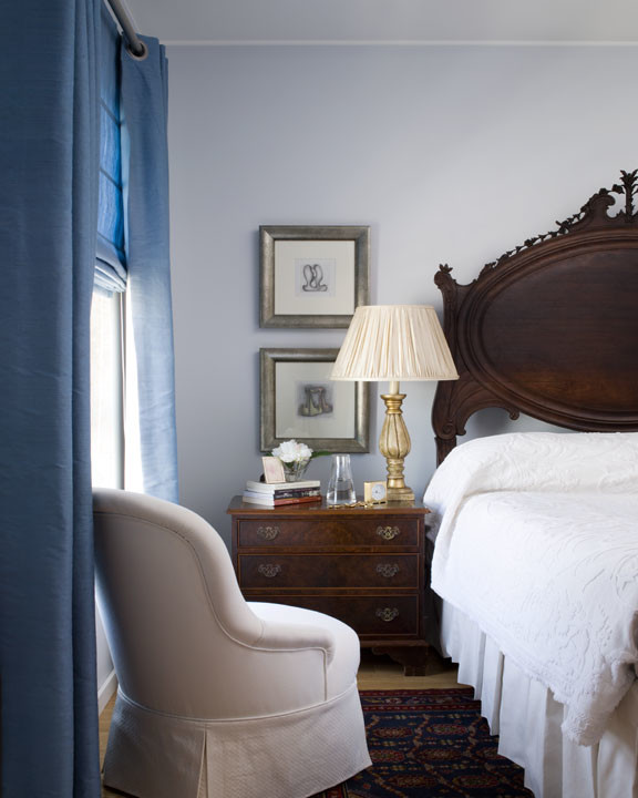 Стильный дизайн: хозяйская спальня среднего размера в классическом стиле с синими стенами и светлым паркетным полом без камина - последний тренд