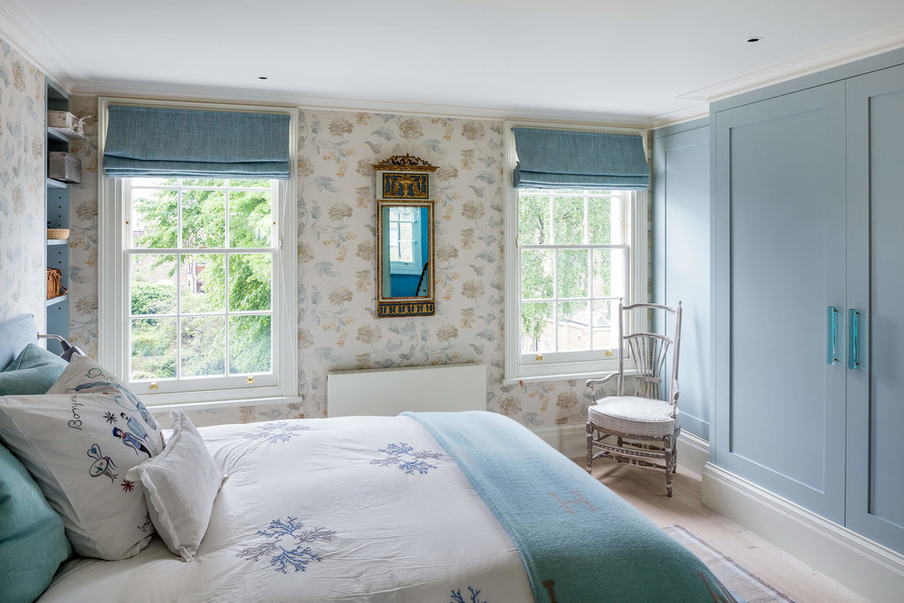 На фото: спальня среднего размера в классическом стиле с разноцветными стенами и светлым паркетным полом с