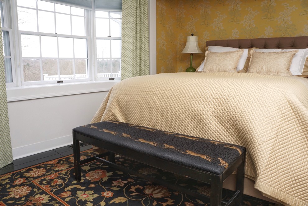 Ejemplo de habitación de invitados campestre de tamaño medio sin chimenea con paredes amarillas y moqueta