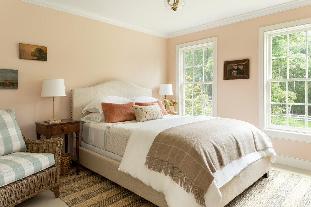 Inredning av ett lantligt sovrum, med rosa väggar