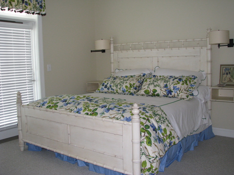 Foto di una camera degli ospiti costiera di medie dimensioni con pareti beige, moquette, nessun camino e pavimento beige