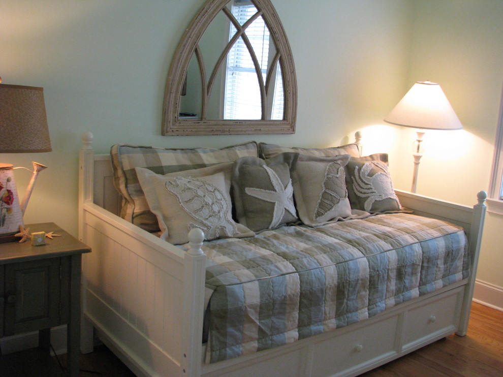 Источник вдохновения для домашнего уюта: маленькая гостевая спальня (комната для гостей) в морском стиле с зелеными стенами, паркетным полом среднего тона и бежевым полом без камина для на участке и в саду