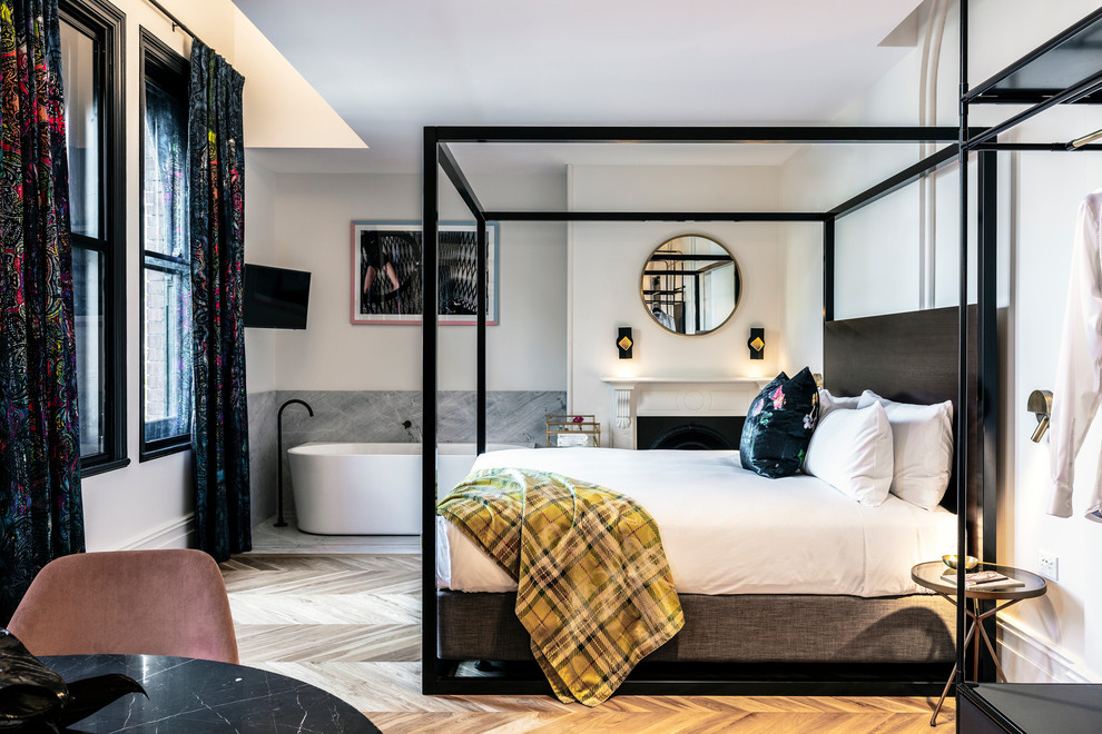 Idee per una camera da letto chic con pareti bianche, pavimento in legno massello medio e pavimento marrone