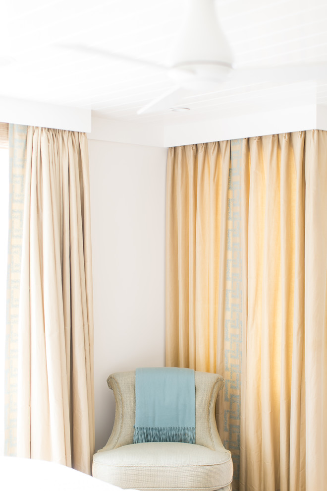 Foto de dormitorio principal marinero de tamaño medio con paredes blancas, moqueta, chimenea de doble cara, marco de chimenea de baldosas y/o azulejos y suelo beige