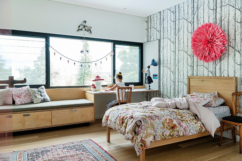 Ejemplo de dormitorio vintage de tamaño medio con paredes verdes y suelo de madera clara