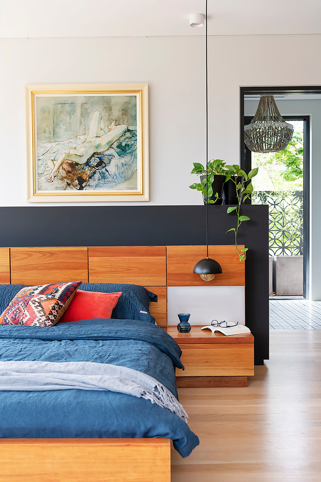 Idées déco pour une chambre contemporaine avec un mur gris, un sol en bois brun et un sol marron.