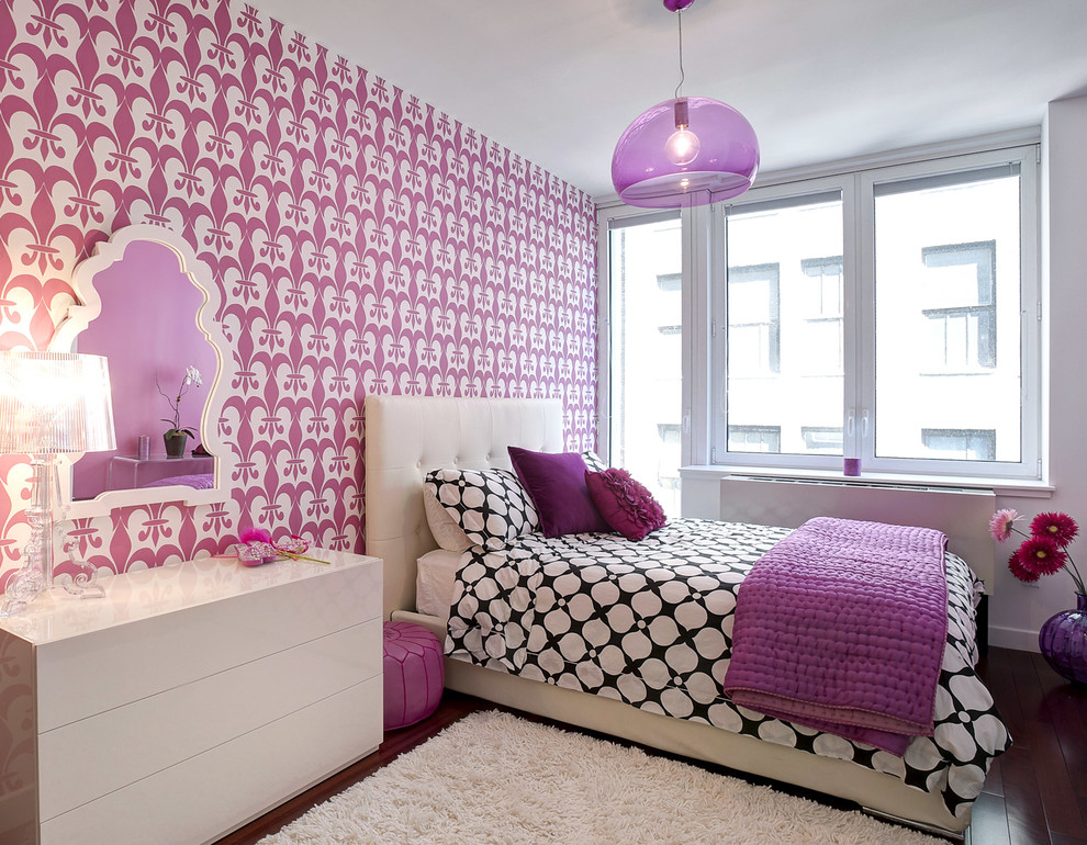 Idées déco pour une chambre d'amis contemporaine de taille moyenne avec parquet foncé et un mur violet.
