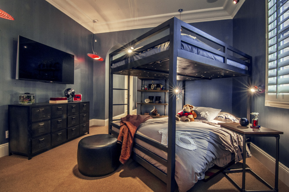 Imagen de dormitorio industrial pequeño con paredes azules y moqueta