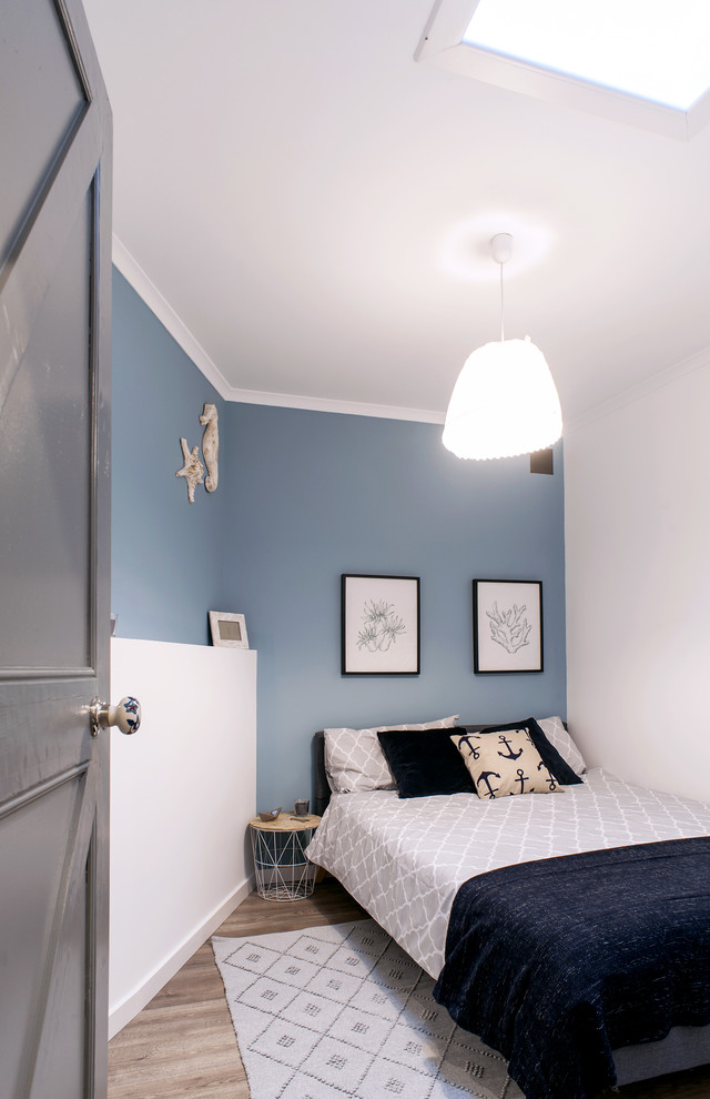 Идея дизайна: маленькая гостевая спальня (комната для гостей) в морском стиле с синими стенами, полом из линолеума и серым полом без камина для на участке и в саду