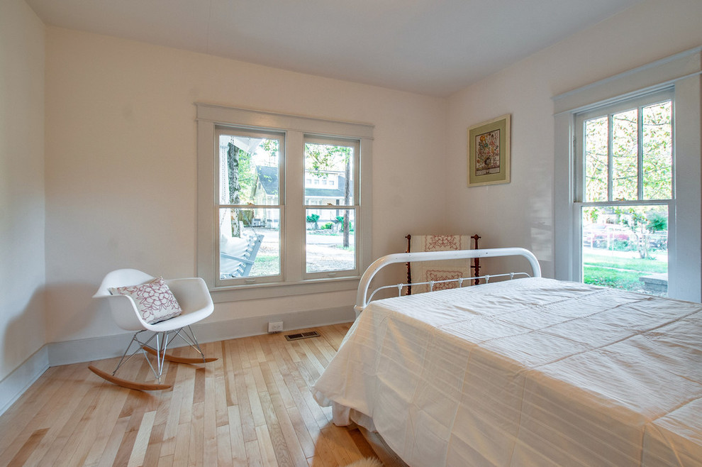 Kleines Uriges Schlafzimmer mit weißer Wandfarbe und hellem Holzboden in Nashville