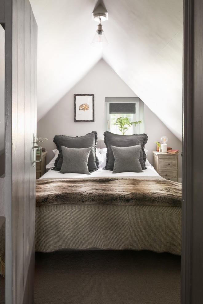 Источник вдохновения для домашнего уюта: спальня в стиле кантри с белыми стенами, ковровым покрытием и серым полом