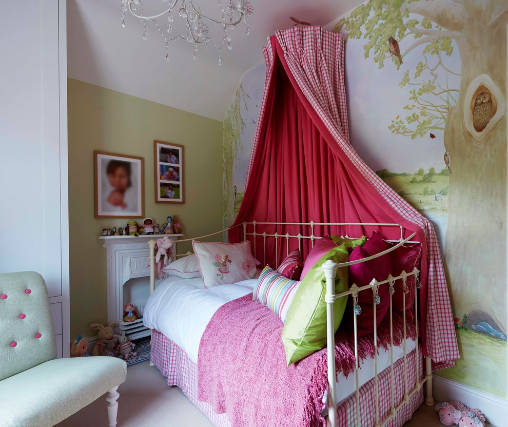 Mittelgroßes Country Schlafzimmer mit grüner Wandfarbe, Teppichboden, Kamin und Kaminumrandung aus Metall in Oxfordshire