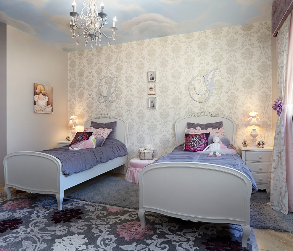 Idéer för ett shabby chic-inspirerat sovrum, med grå väggar