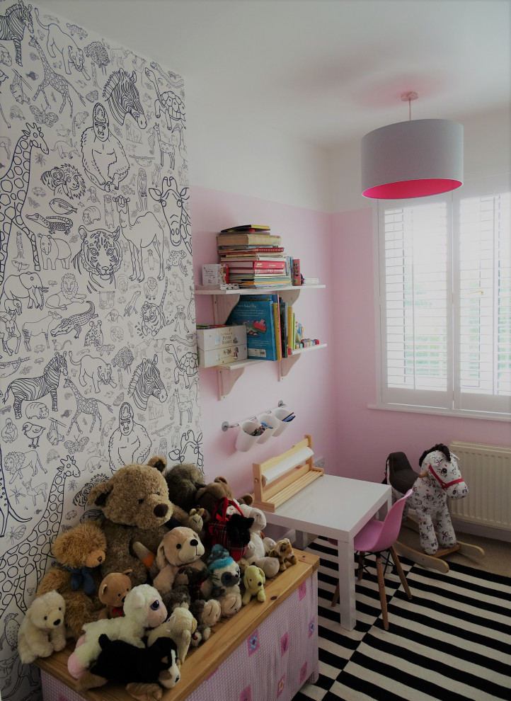 На фото: спальня среднего размера в современном стиле с розовыми стенами, ковровым покрытием, разноцветным полом, обоями на стенах и акцентной стеной