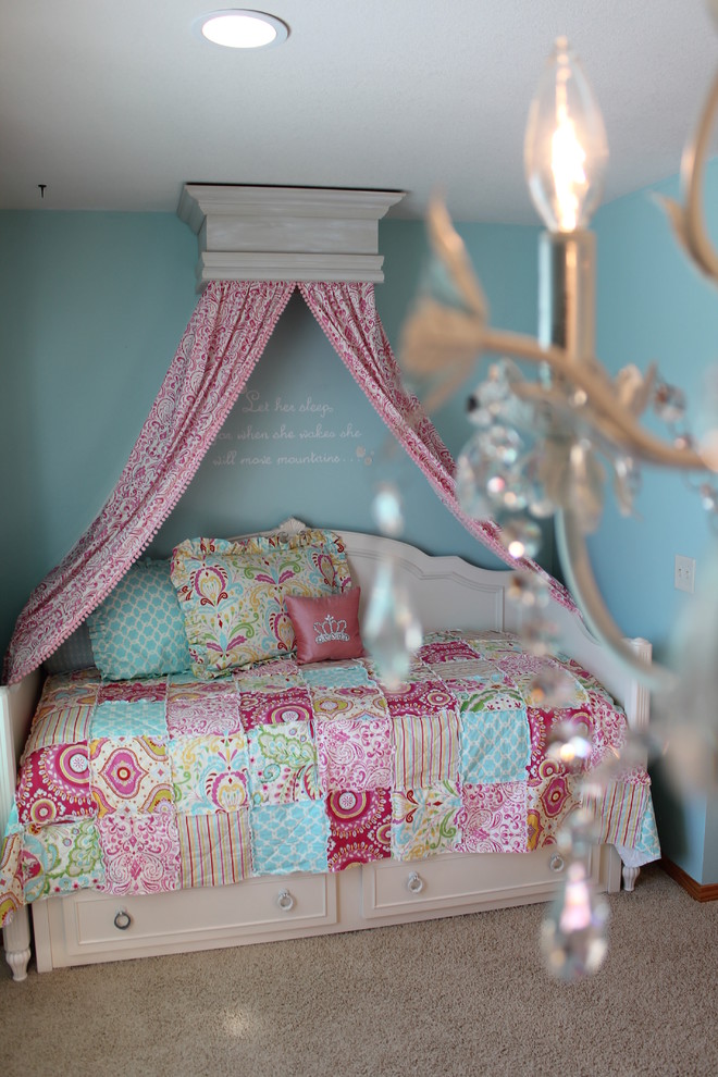 Esempio di una piccola camera da letto classica con pareti blu e moquette