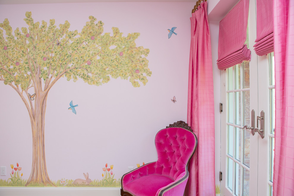 Inspiration för ett mellanstort vintage sovrum, med rosa väggar och mellanmörkt trägolv