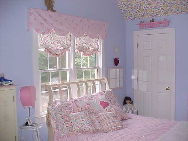 Ispirazione per una camera da letto chic con pareti rosa