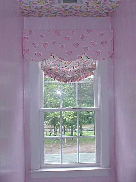 Immagine di una camera da letto chic con pareti rosa